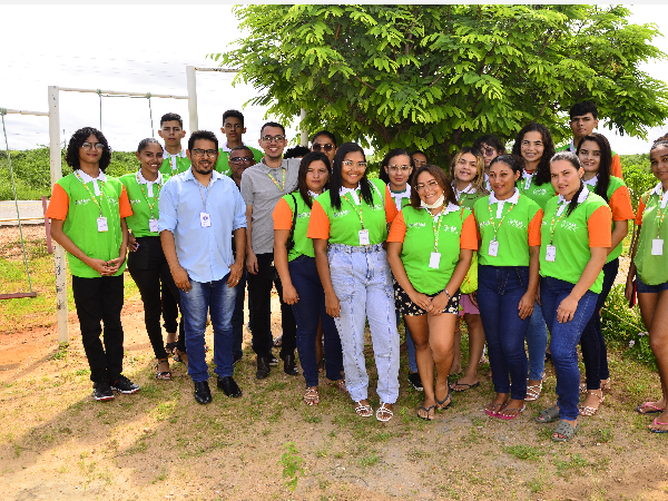 Prefeitura de Ipaporanga entrega uniformes e kits do Programa Agente Jovem Ambiental